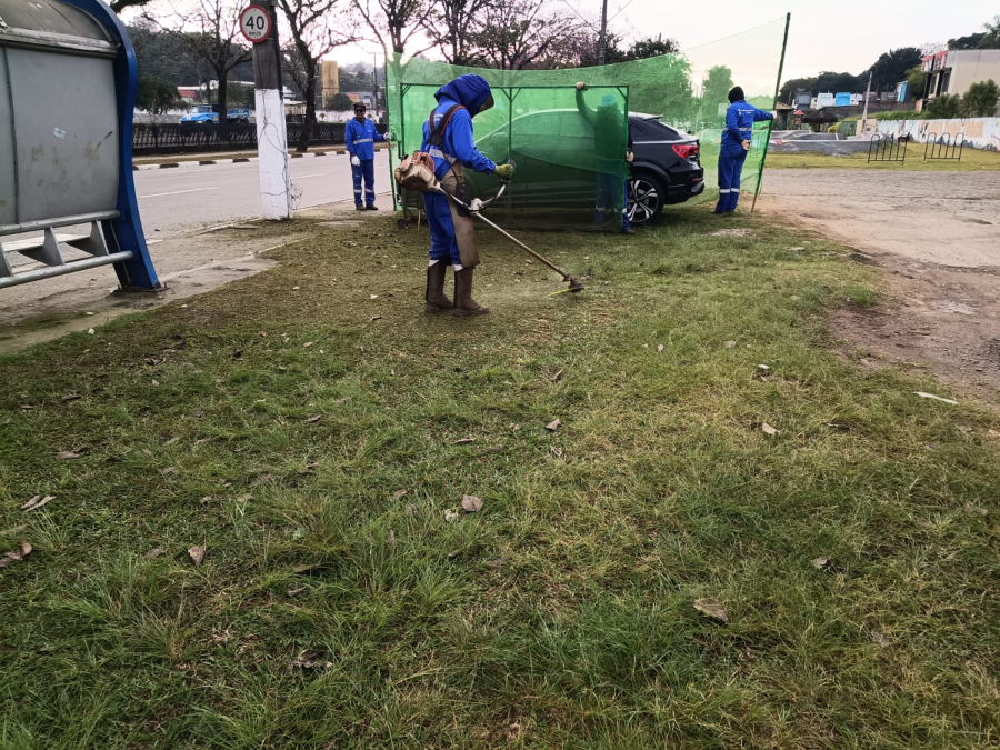 Secretaria de Serviços realiza trabalhos de roçagem, limpeza e cata-treco no município