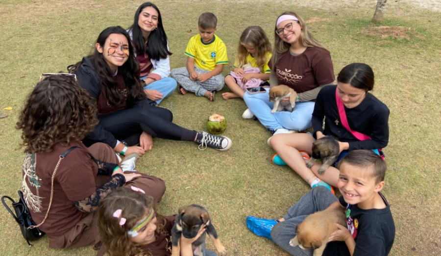 Feira de Adoção do Nubea no Parque Centenário promove interação entre frequentadores e pets