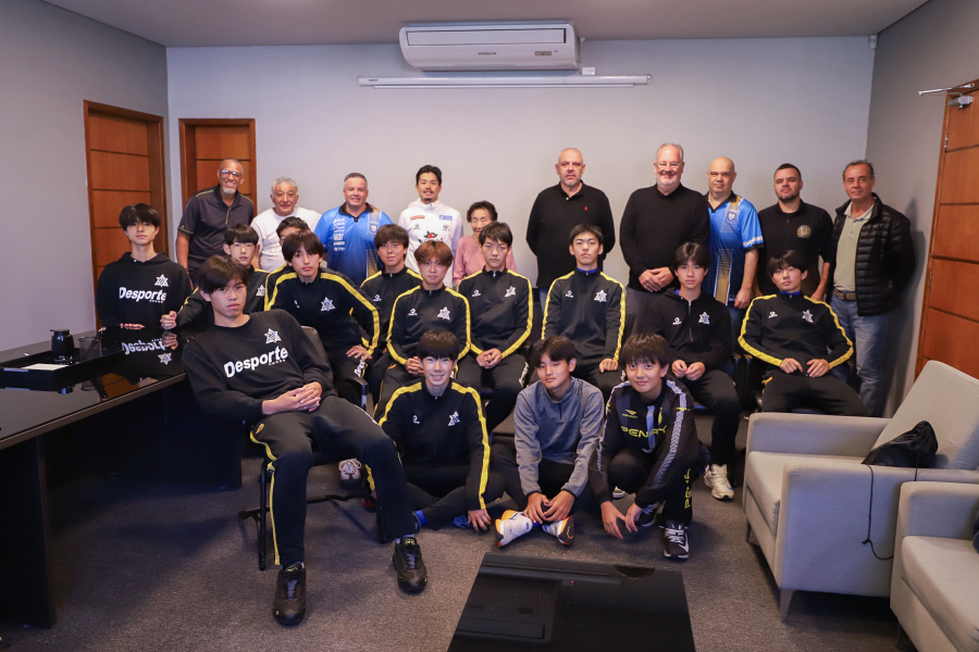 Prefeitura de Guararema recebe equipe de futsal do Japão