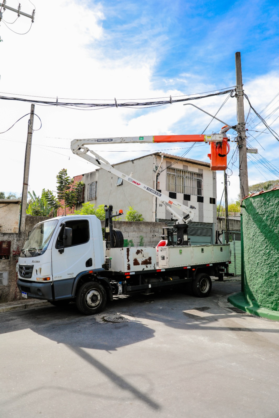 Prefeitura de Ferraz amplia modernização da iluminação pública com instalação de LED na Rua Áurea dos Santos