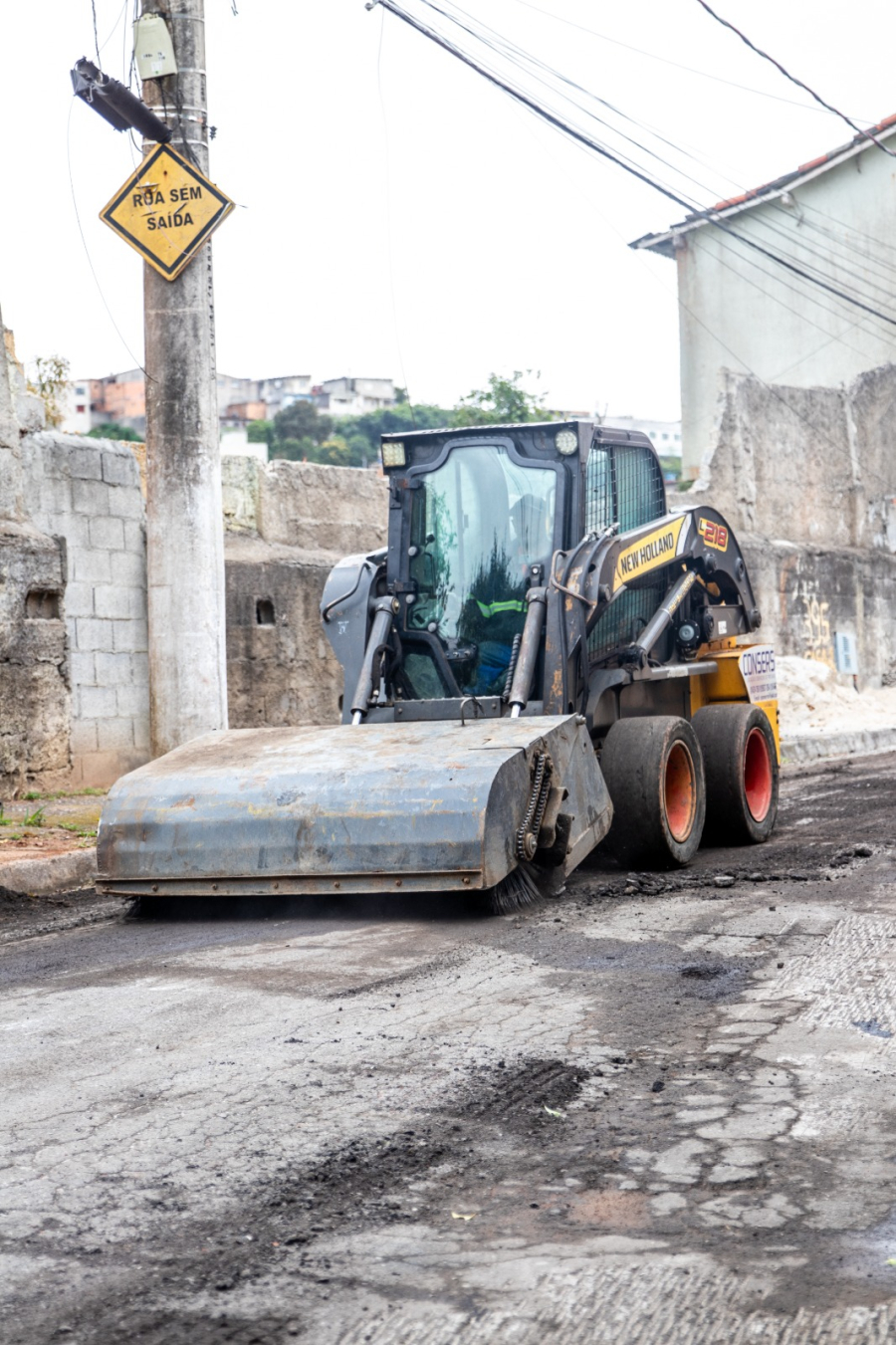 FERRAZ AVANÇA COM FRESAGEM DE RUAS PARA NOVAS OBRAS DE PAVIMENTAÇÃO