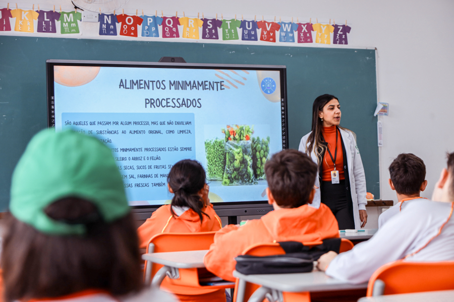 Alunos de Guararema aprendem sobre alimentação saudável em sala de aula