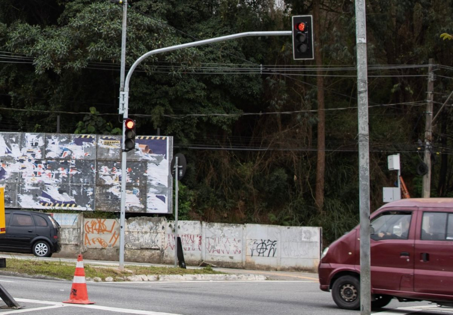Semáforos inteligentes ajudam a reduzir esperas e deixam trânsito mais dinâmico em Itaquá