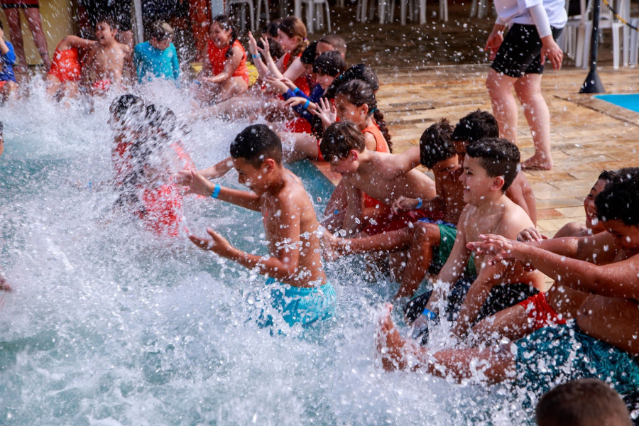 Prefeitura de Guararema promove dia de diversão em parque aquático para alunos do Ensino Fundamental