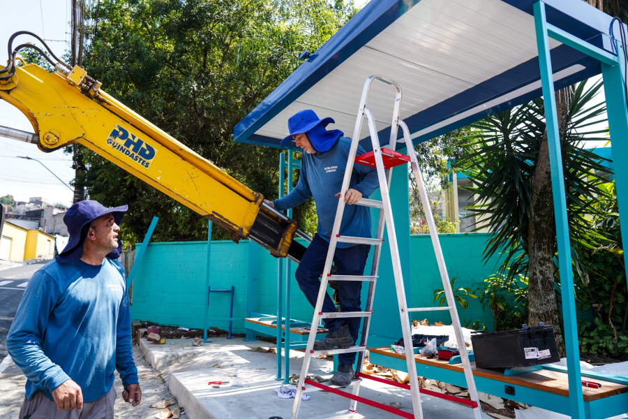 Vila São Paulo recebe novos pontos de ônibus com USB e energia solar