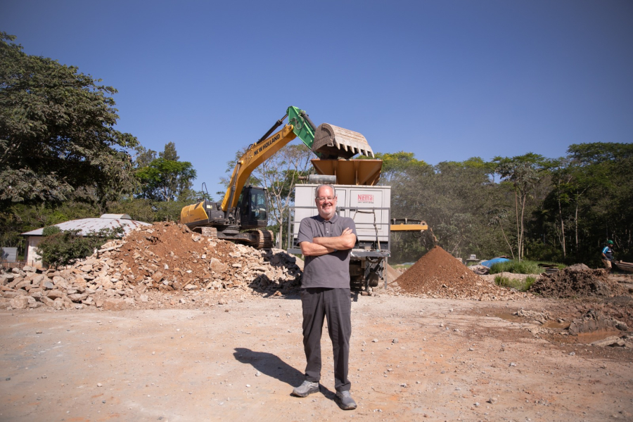 Prefeitura de Guararema transforma resíduos da construção civil em cascalho para estradas