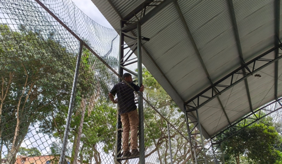 Prefeitura instala redes de proteção contra pombos na quadra do Centro Esportivo do Jardim Camila