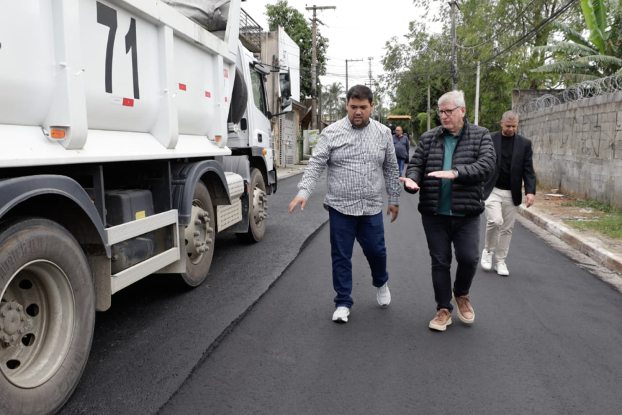 Prefeito vistoria reta final da requalificação na rua Ipês e anuncia obras na rua Jeca Tatu